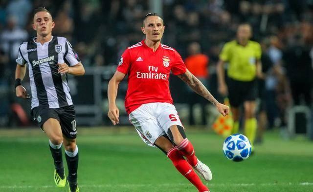 门线上的三 门线上的三