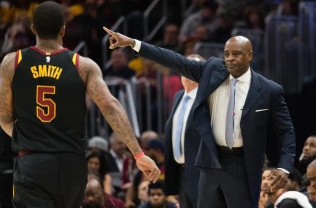 闻发布会上 闻发布会上